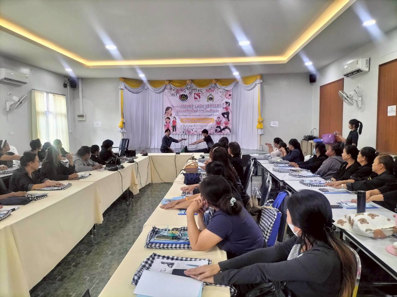 สพอ.บ้านโป่ง ร่วมกับคณะกรรมการพัฒนาสตรีอำเภอ (กพสอ.) บ้านโป่ง  ดำเนินโครงการ Smart Lady Leaders:  ผู้นำสตรียุคใหม่ กายใจแข็งแรง